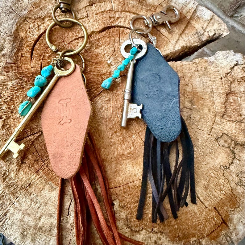 Chaveiro vintage em formato de chave antiga • Pingente de couro com inicial • Borla de pele de veado • Detalhe em turquesa Kingman imagem 10