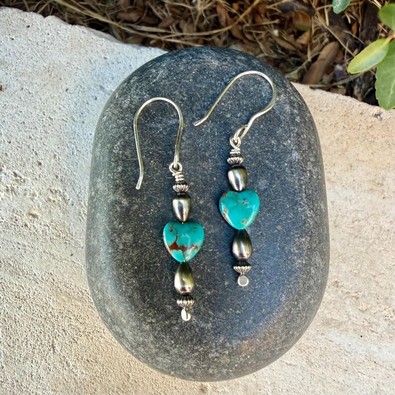 Pendientes de corazón de turquesa y perlas del desierto • Pendientes colgantes estilo suroeste de plata Argentium imagen 5