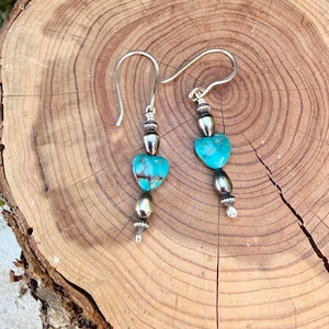 Pendientes de corazón de turquesa y perlas del desierto • Pendientes colgantes estilo suroeste de plata Argentium imagen 1