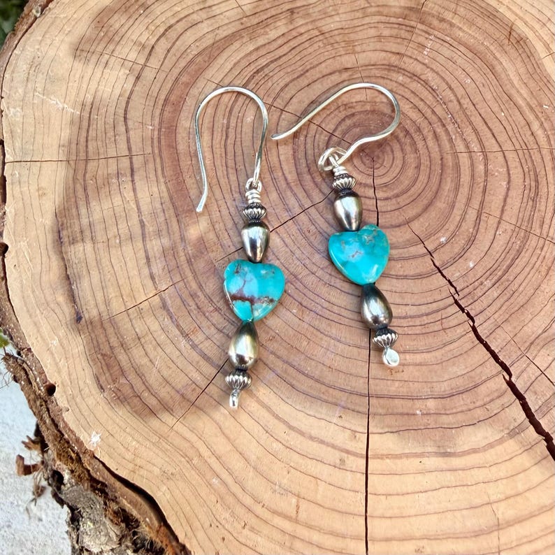Pendientes de corazón de turquesa y perlas del desierto • Pendientes colgantes estilo suroeste de plata Argentium imagen 1