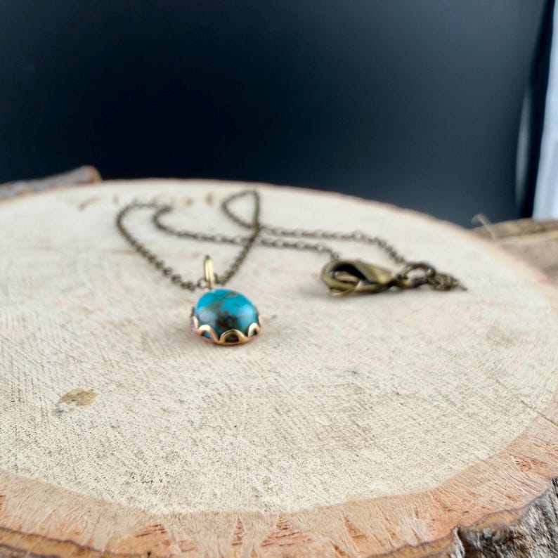 Kingman Turquoise Pendant Necklace • Antique Brass • 8×10 Turquoise Cabochon bild 9