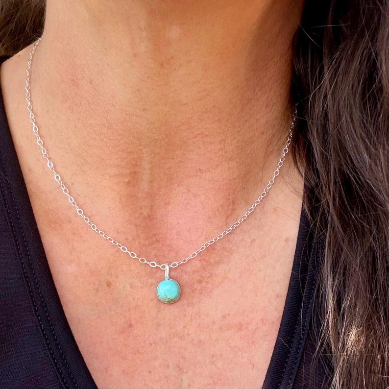 Collier pendentif turquoise en argent sterling • Style minimaliste du Sud-Ouest image 1
