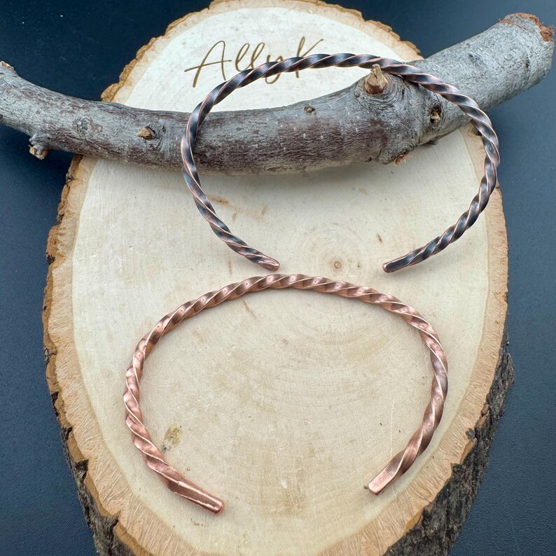 Handsmidda kopparmanschettarmband • Set om 2 • Rustika stapelbara manschetter bild 7