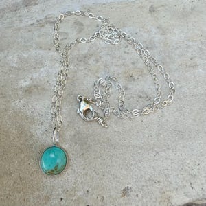 Collier pendentif turquoise en argent sterling • Style minimaliste du Sud-Ouest image 6