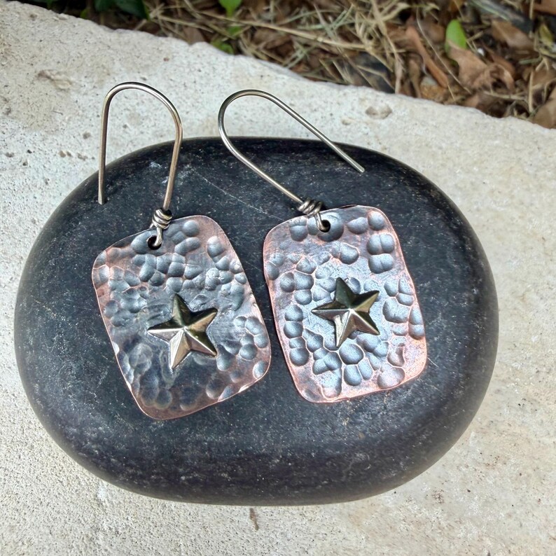 Boucles d'oreilles en cuivre et argent sterling avec étoile · Boucles d'oreilles pendantes martelées style western Lonestar image 9