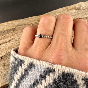 Sterling Silber Schwarz Onyx Cabochon Ring | Minimalist Perlendraht Band, Stapelbar Bild 1