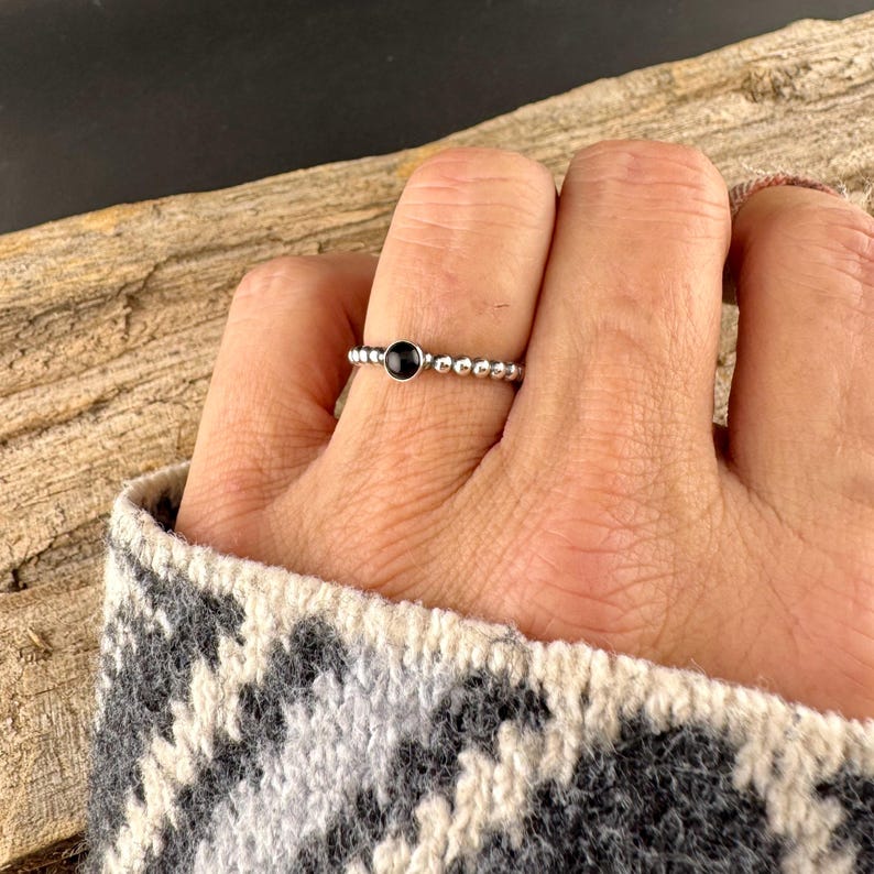 Sterling Silber Schwarz Onyx Cabochon Ring | Minimalist Perlendraht Band, Stapelbar Bild 1