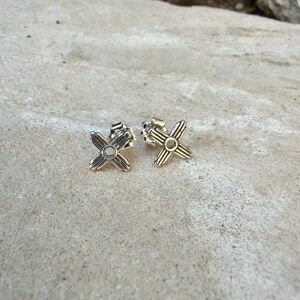 Pendientes de plata de ley con el símbolo del sol Zia • Pendientes minimalistas de estilo western • Pendientes para uso diario imagen 4