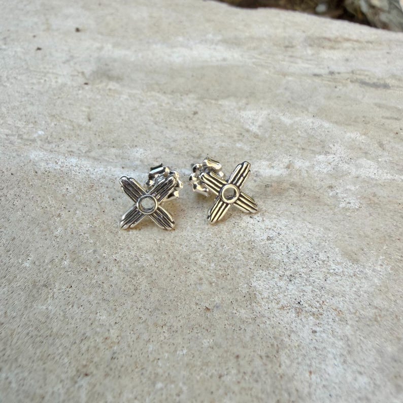 Pendientes de plata de ley con el símbolo del sol Zia • Pendientes minimalistas de estilo western • Pendientes para uso diario imagen 4