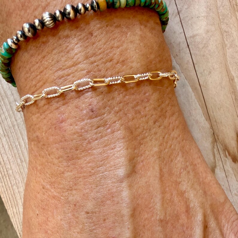 Pulseira em Prata de Lei com Detalhe em Ouro 14k • Corrente Torcida • Combinação de Metais • imagem 4