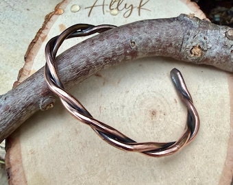 Pulsera rígida de cobre rústico con diseño retorcido • Cobre macizo forjado a mano