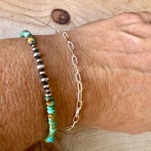 Pulseira em Prata de Lei com Detalhe em Ouro 14k • Corrente Torcida • Combinação de Metais • imagem 2