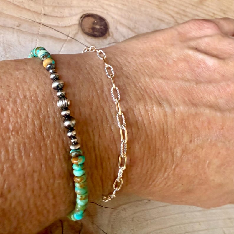 Pulseira em Prata de Lei com Detalhe em Ouro 14k • Corrente Torcida • Combinação de Metais • imagem 2