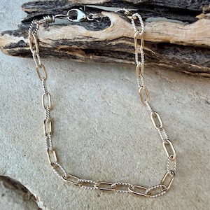 Pulseira em Prata de Lei com Detalhe em Ouro 14k • Corrente Torcida • Combinação de Metais • imagem 1