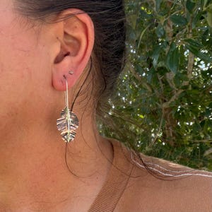 Boucles d'oreilles feuilles de cuivre et d'argent • Boucles d'oreilles pendantes en métaux mixtes image 9
