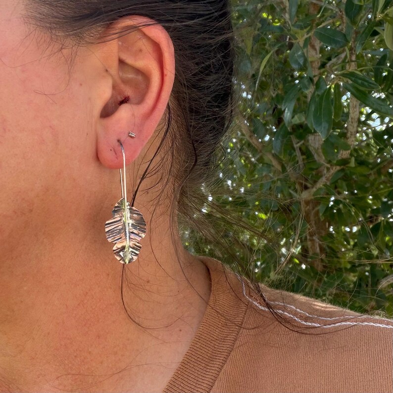 Boucles d'oreilles feuilles de cuivre et d'argent • Boucles d'oreilles pendantes en métaux mixtes image 9