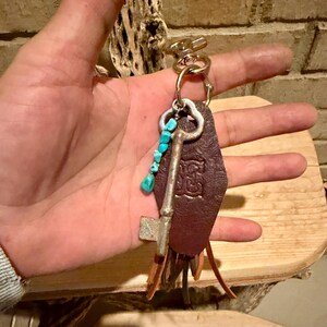 Chaveiro vintage em formato de chave antiga • Pingente de couro com inicial • Borla de pele de veado • Detalhe em turquesa Kingman imagem 5