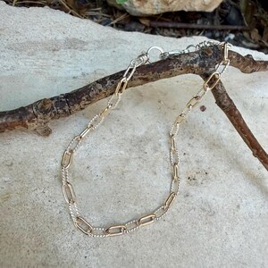 Pulseira em Prata de Lei com Detalhe em Ouro 14k • Corrente Torcida • Combinação de Metais • imagem 3