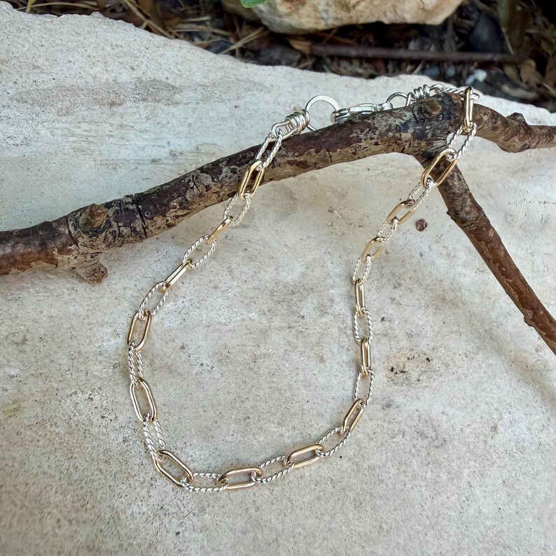Pulseira em Prata de Lei com Detalhe em Ouro 14k • Corrente Torcida • Combinação de Metais • imagem 3