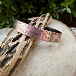 Brazalete de cobre con relieve de plumas • Pulsera rústica de cobre en bruto • Joyería del suroeste forjada a mano imagen 3
