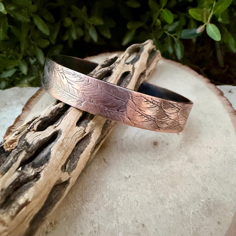 Brazalete de cobre con relieve de plumas • Pulsera rústica de cobre en bruto • Joyería del suroeste forjada a mano imagen 3