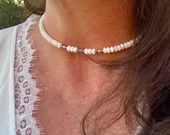 Élégant collier ras de cou à mémoire de forme avec pierres précieuses en nacre