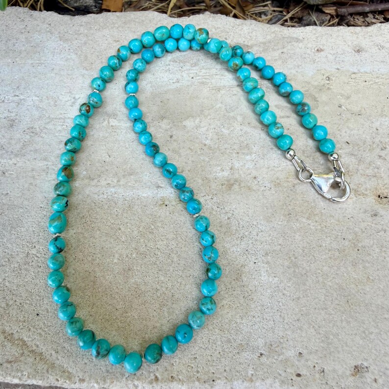 Kingman turquoise choker • Kralen van 4-5 mm • Lichtblauwe turquoise ketting • Sterling zilveren tussenstukjes afbeelding 6