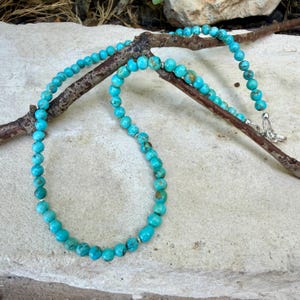 Kingman turquoise choker • Kralen van 4-5 mm • Lichtblauwe turquoise ketting • Sterling zilveren tussenstukjes afbeelding 2