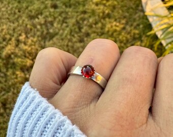 Banda de plata esterlina con granate • Anillo cabujón • Acabado martillado o liso