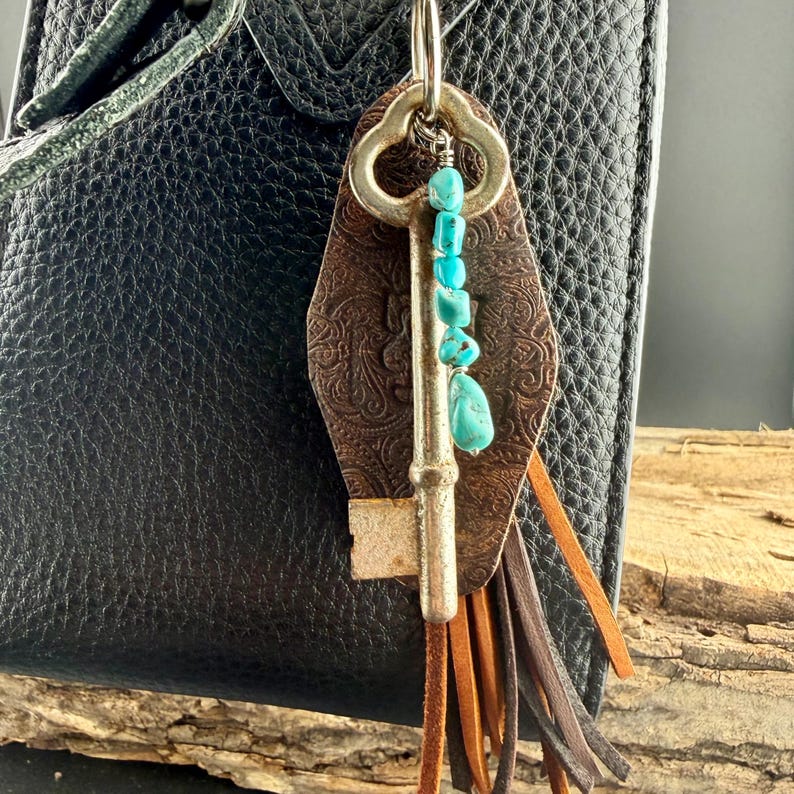 Chaveiro vintage em formato de chave antiga • Pingente de couro com inicial • Borla de pele de veado • Detalhe em turquesa Kingman imagem 2