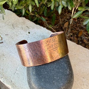Brazalete retro de cobre con relieve floral • Pulsera rústica de cobre sin tratar • Joyería del suroeste forjada a mano imagen 2