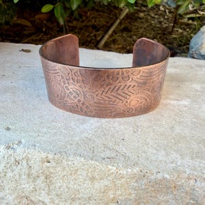 Brazalete retro de cobre con relieve floral • Pulsera rústica de cobre sin tratar • Joyería del suroeste forjada a mano imagen 7