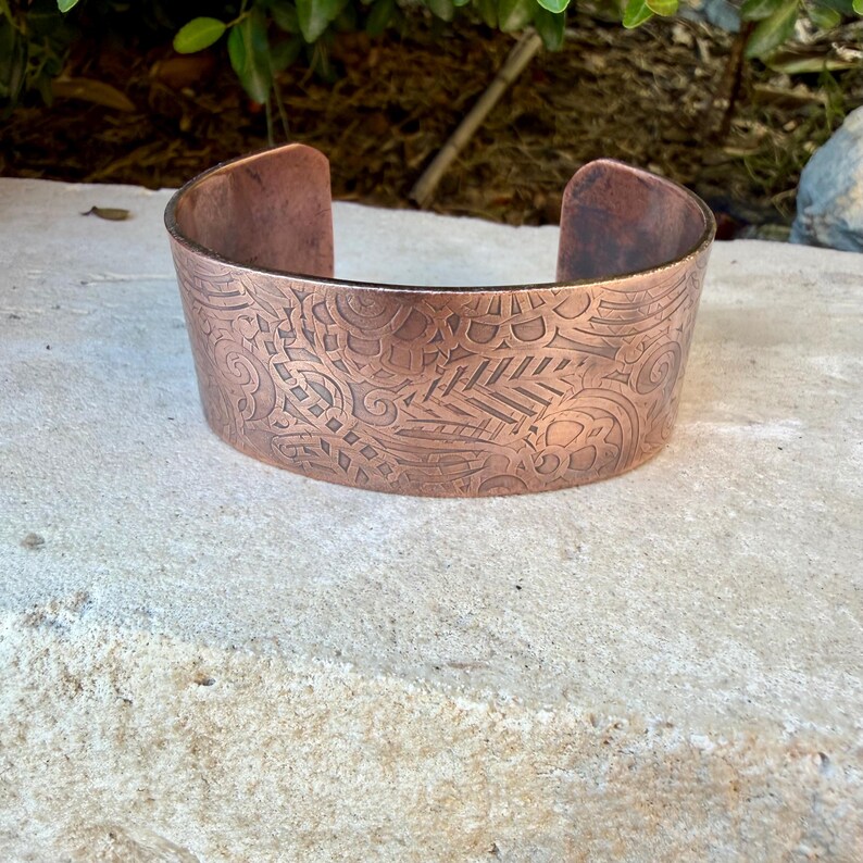 Brazalete retro de cobre con relieve floral • Pulsera rústica de cobre sin tratar • Joyería del suroeste forjada a mano imagen 7