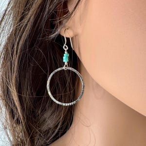 Pendientes circulares de plata de ley con turquesa: joyería artesanal hecha a mano. imagen 9