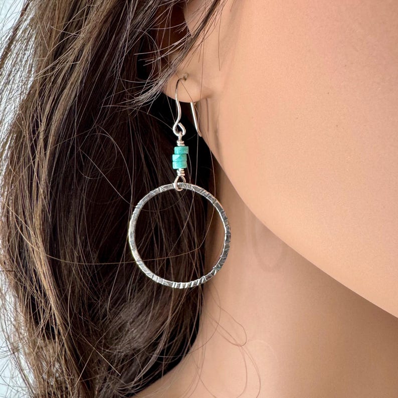 Pendientes circulares de plata de ley con turquesa: joyería artesanal hecha a mano. imagen 9