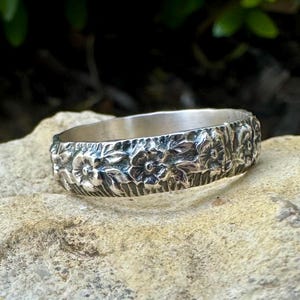 Sterling Silver Floral Ring Band, Handmade Ring, Nature Inspired Jewelry, Flower Ring, Sterling Silver Ring, Elegant Gift, Botanical Ring