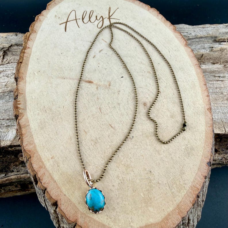 Kingman Turquoise Pendant Necklace • Antique Brass • 8×10 Turquoise Cabochon bild 6
