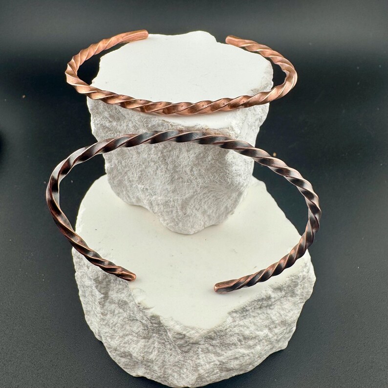 Handsmidda kopparmanschettarmband • Set om 2 • Rustika stapelbara manschetter bild 4