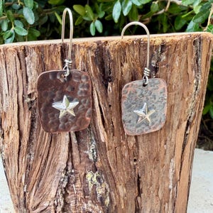 Boucles d'oreilles en cuivre et argent sterling avec étoile · Boucles d'oreilles pendantes martelées style western Lonestar image 2
