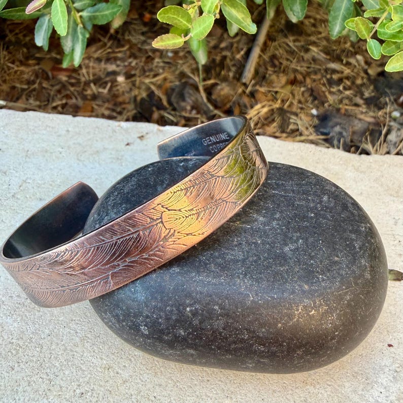 Brazalete de cobre con relieve de plumas • Pulsera rústica de cobre en bruto • Joyería del suroeste forjada a mano imagen 11