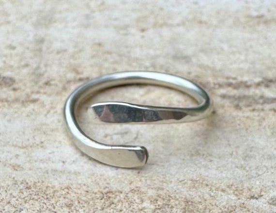 Bypass Coil Ring, Thumb Ring, Bypass Ring, Coil Ring, Adjustable Thumb Jewelry, Stackable Ring, Minimal Style, Coil Ring