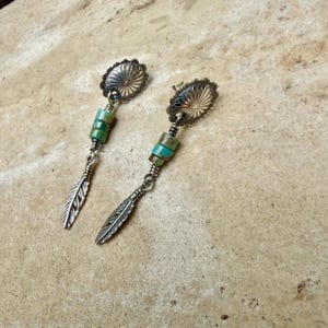 Oval Concho Turquoise Heishi Earrings • Sterling Silver • Feather Dangle immagine 3
