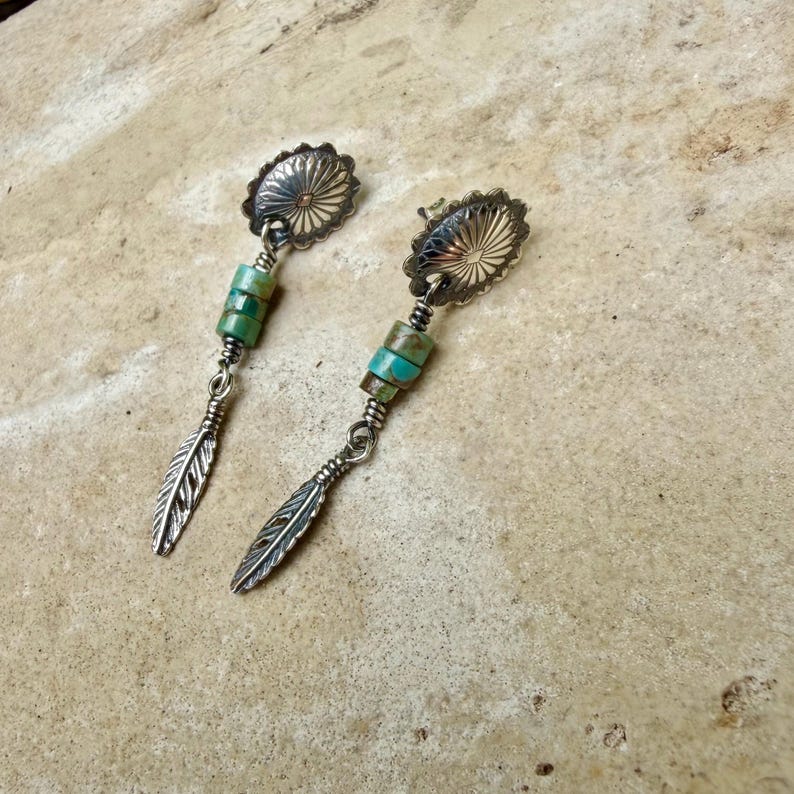 Oval Concho Turquoise Heishi Earrings • Sterling Silver • Feather Dangle immagine 3