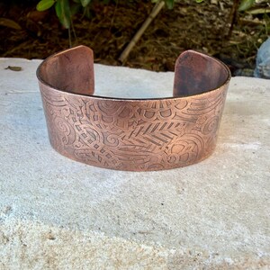 Brazalete retro de cobre con relieve floral • Pulsera rústica de cobre sin tratar • Joyería del suroeste forjada a mano imagen 1