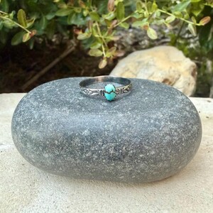 Turquoise Sterling Silver Dainty Band Ring • Number 8 Turquoise • Butterfly Floral Pattern imagem 2