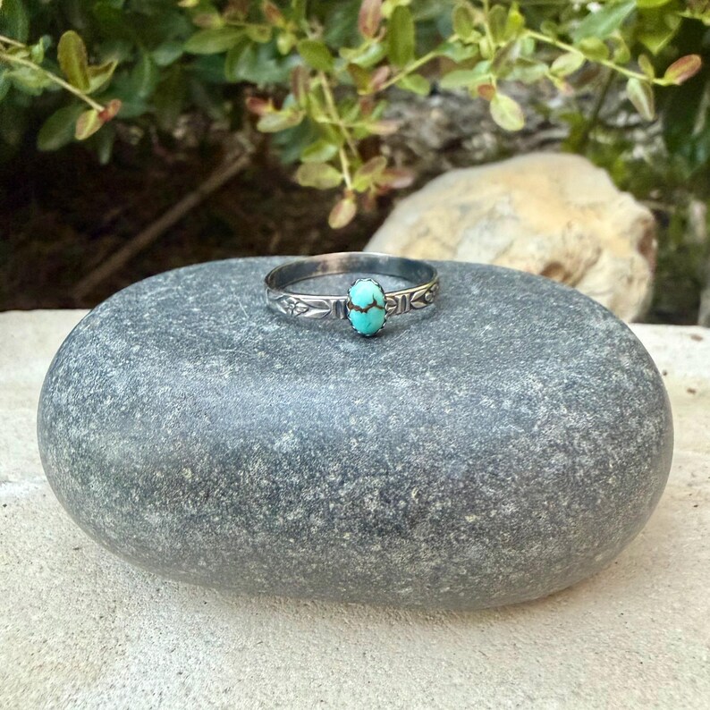 Turquoise Sterling Silver Dainty Band Ring • Number 8 Turquoise • Butterfly Floral Pattern imagem 2