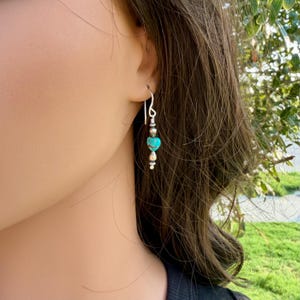 Pendientes de corazón de turquesa y perlas del desierto • Pendientes colgantes estilo suroeste de plata Argentium imagen 10