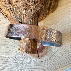Brazalete de cobre con relieve de plumas • Pulsera rústica de cobre en bruto • Joyería del suroeste forjada a mano imagen 9