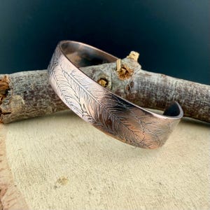 Brazalete de cobre con relieve de plumas • Pulsera rústica de cobre en bruto • Joyería del suroeste forjada a mano imagen 5