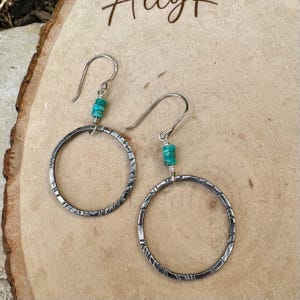Pendientes circulares de plata de ley con turquesa: joyería artesanal hecha a mano. imagen 3